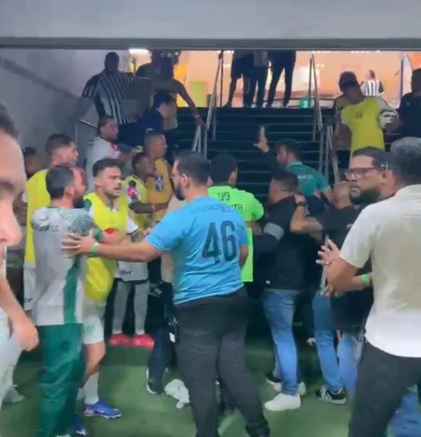 VÍDEO: Delegação do Uberlândia e seguranças da Arena das Dunas brigam após 1º tempo