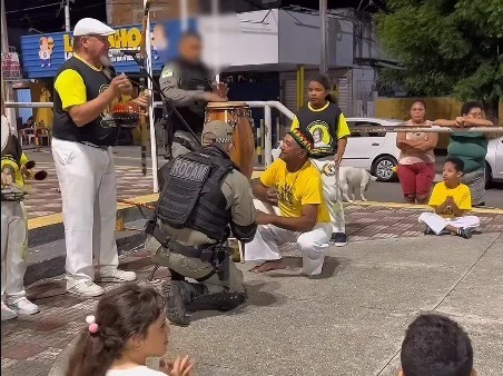 VÍDEO: Policiais entram em roda de capoeira durante patrulhamento na Vila de Ponta Negra