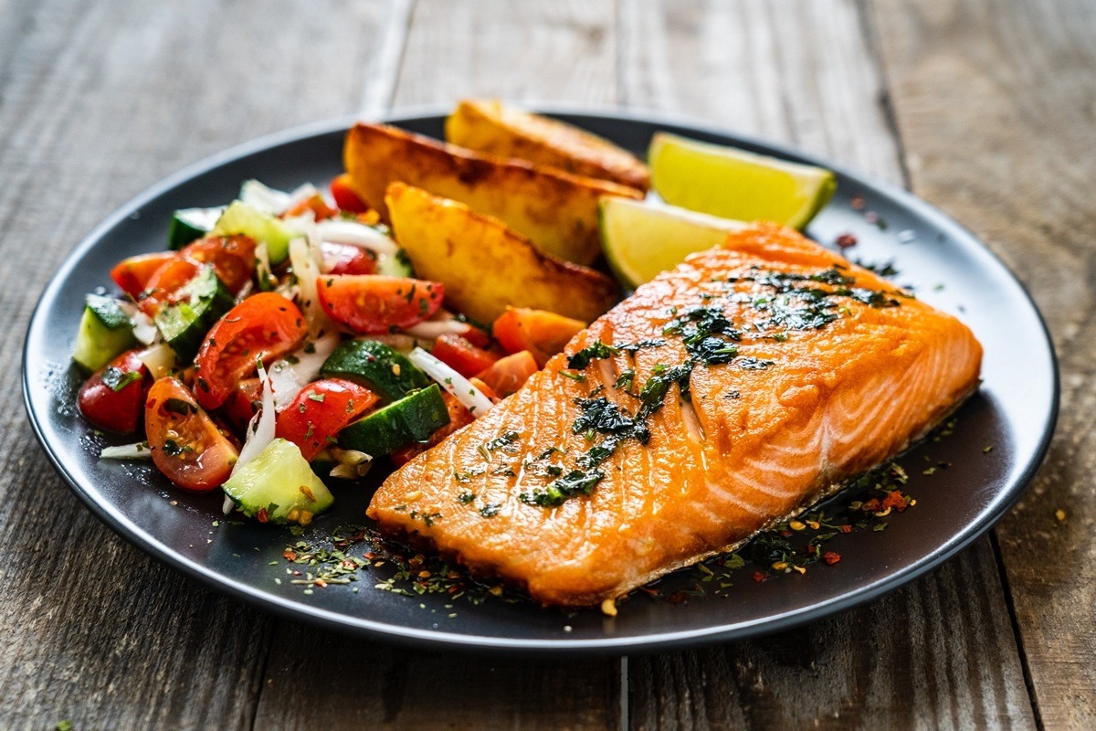 Nutri cita os 5 peixes com maior teor de gordura e os benefícios do consumo