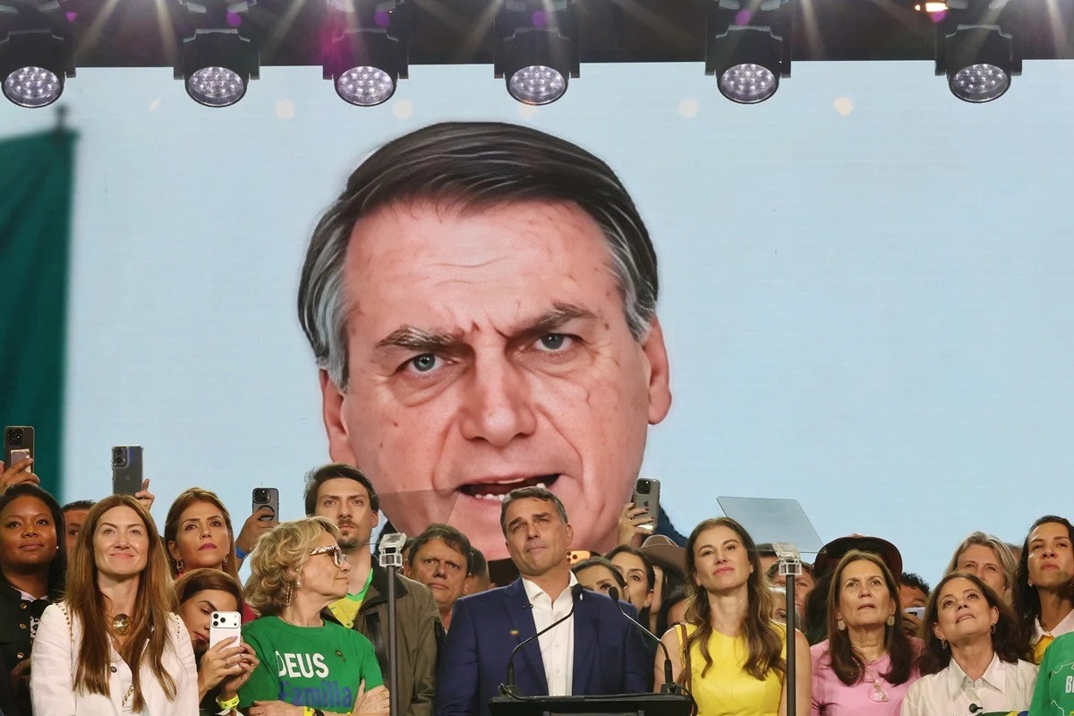 TSE rejeita multa a Flávio por vídeo de Jair Bolsonaro por IA em convenção do PL