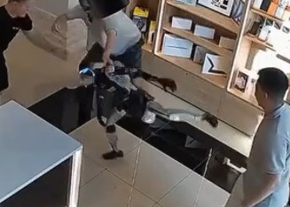 [VÍDEO] Robô humanoide tenta chutar cliente após ser empurrado em loja de eletrônicos