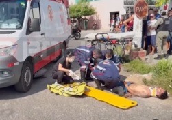 [VÍDEO] Criminoso rouba moto, bate durante perseguição e quebra a perna na Zona Norte de Natal