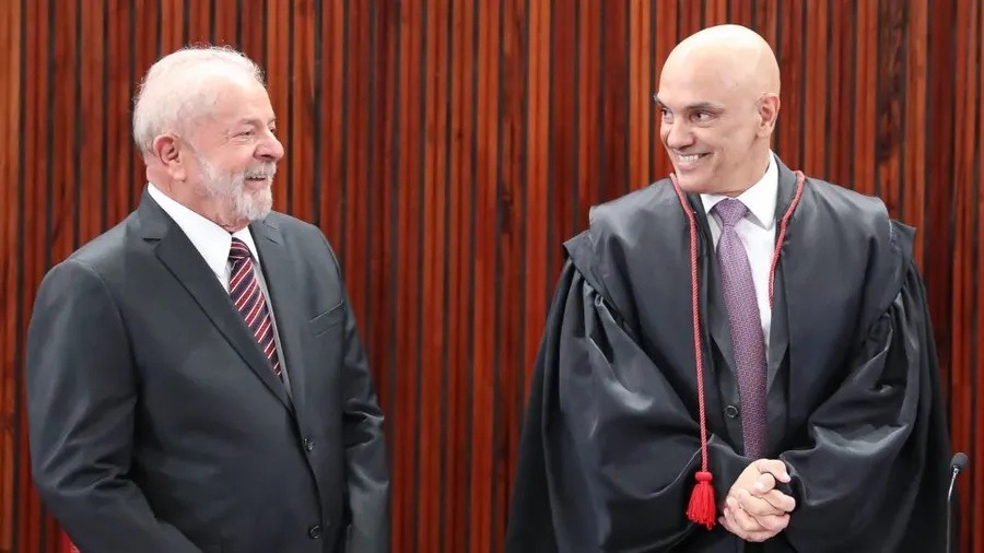 Lula se afasta de Alexandre de Moraes para proteger campanha, enquanto Flávio Bolsonaro cobra impeachment