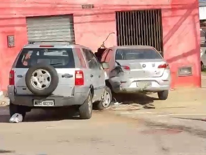 Motorista com sinais de embriaguez bate em carros e sobe calçada em cruzamento movimentado no Alecrim