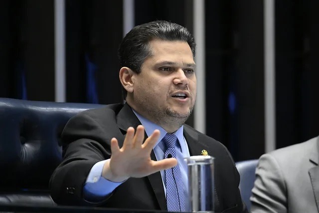  Alcolumbre sinaliza “impeachment cruzado” de Moraes e Mendonça