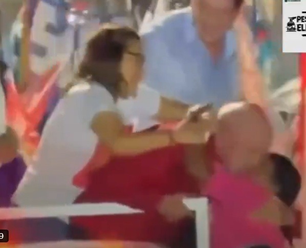VÍDEO: Apoiadora dá abraço em Lula, mas é afastada por Janja durante ato de campanha no Ceará