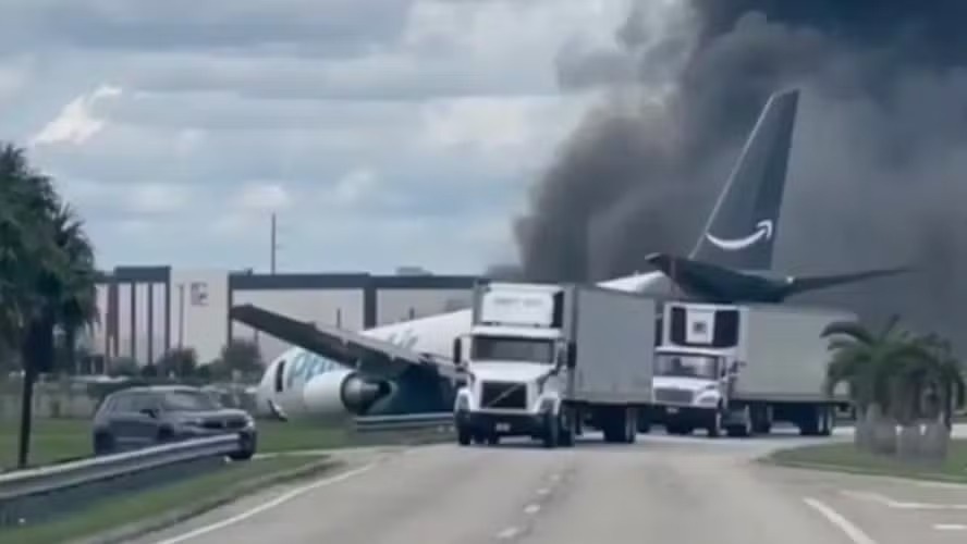 Avião cargueiro da Amazon sai da pista, pega fogo e deixa ao menos 5 mortos