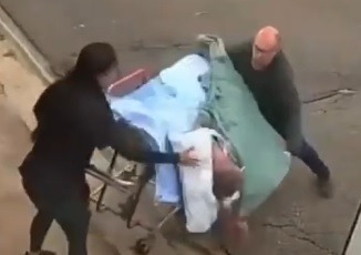 [VÍDEO] ABSURDO: Paciente debilitado cai de maca durante transporte para ambulância