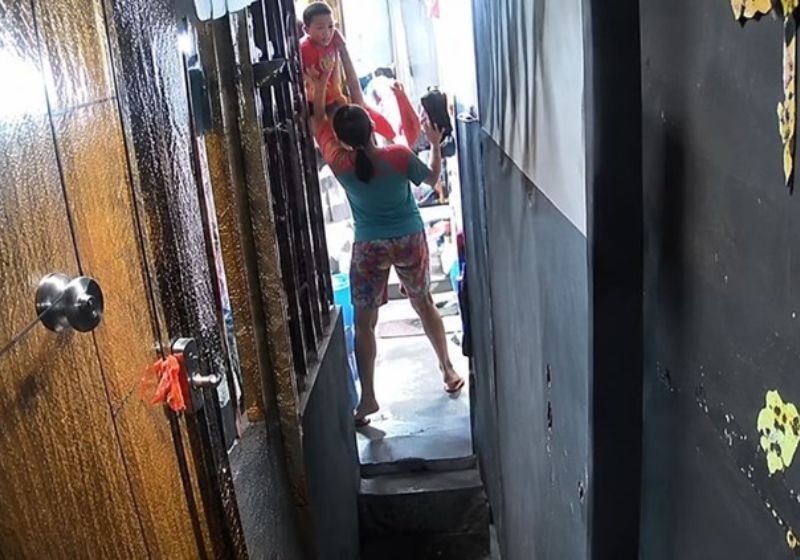 Tia agarra sobrinho no ar e salva menino de 3 anos