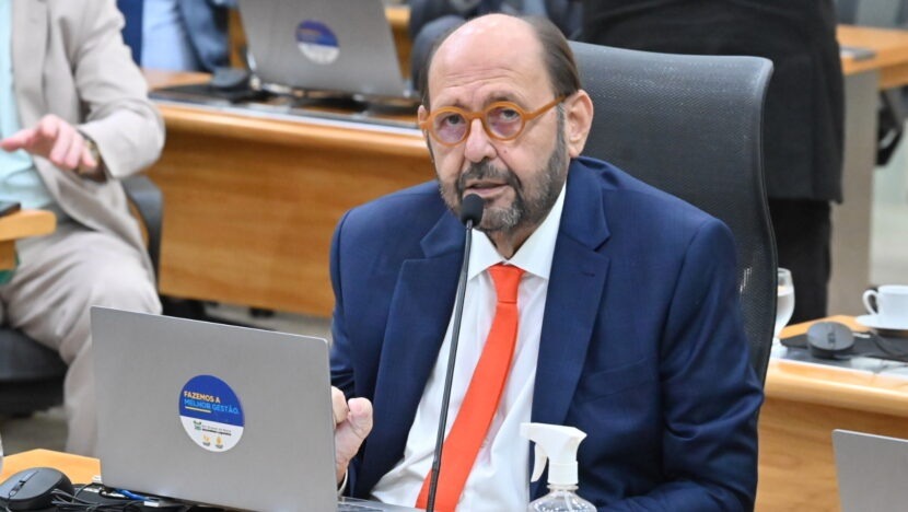 Deputado fratura vértebra após freada brusca em carreata no RN