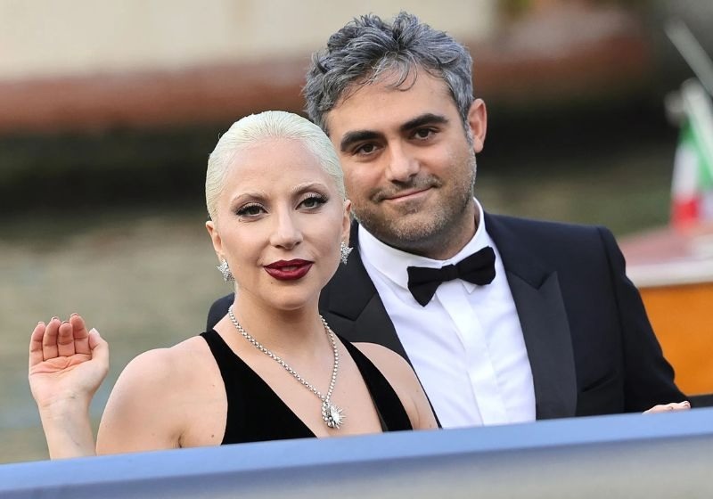 Lady Gaga se torna mãe pela primeira vez aos 40 anos e fotos com o filho bebê surpreendem fãs