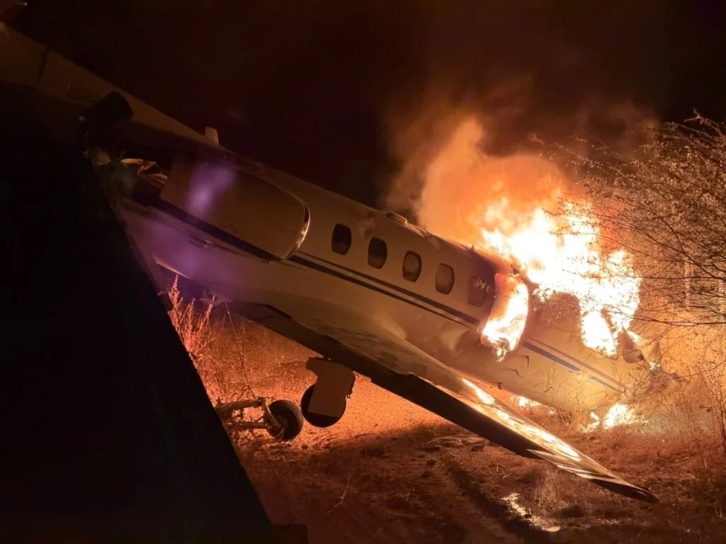 [VÍDEO] Avião com cantor Rey Vaqueiro sai da pista e pega fogo durante pouso no RN