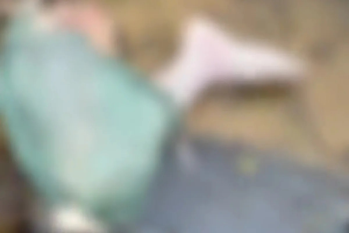 Mala com pernas humanas é encontrada boiando no mar