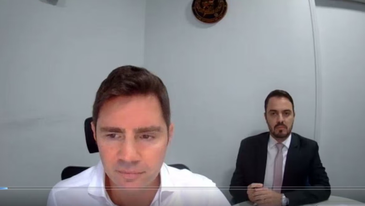 [VÍDEO] Em depoimento, Vorcaro diz não lembrar quem são ‘Andrei’ e ‘Paulo’ ao ser questionado por delegado sobre mensagem enviada...