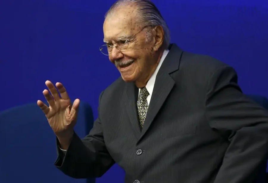 Aos 96 anos, José Sarney é internado para tratar pneumonia