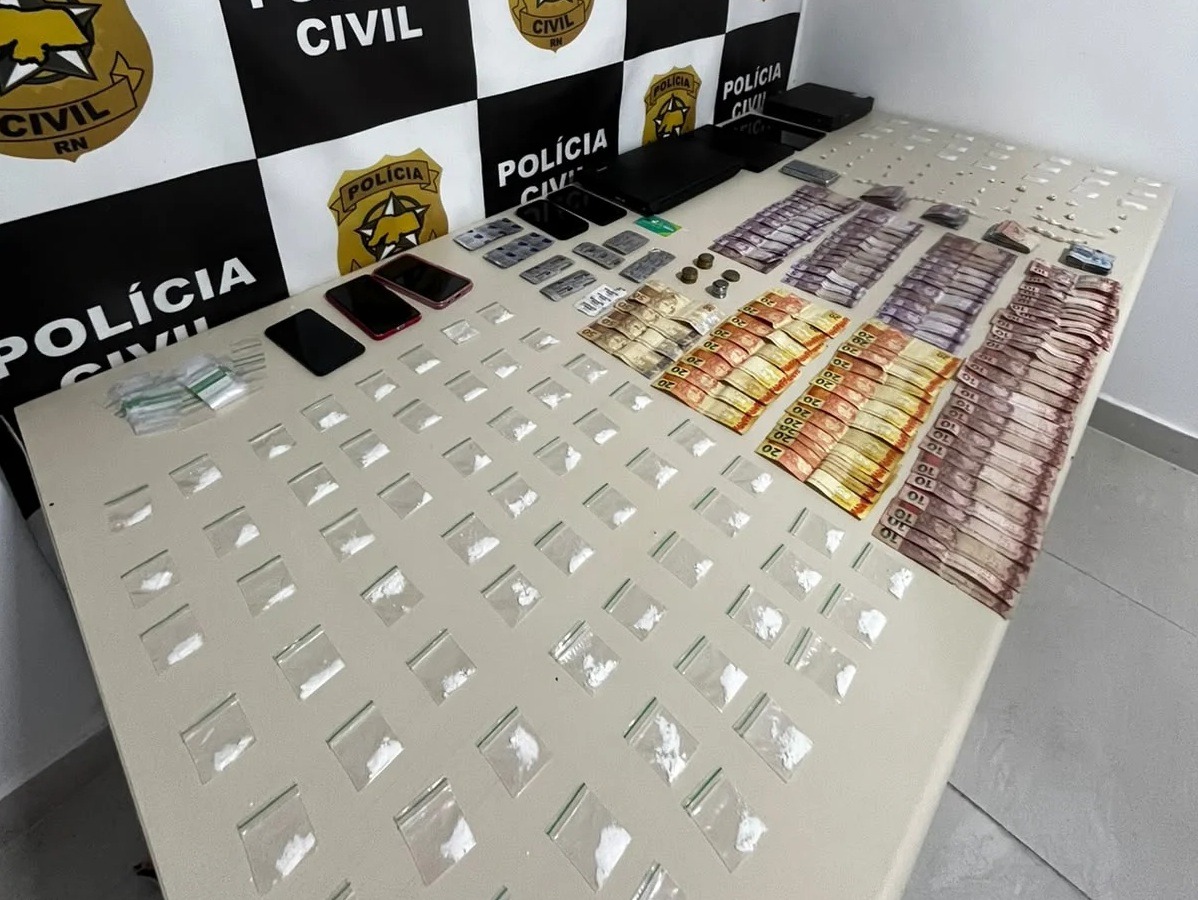 Polícia monitora clientes e apreende 136 porções de drogas em conveniência na Grande Natal