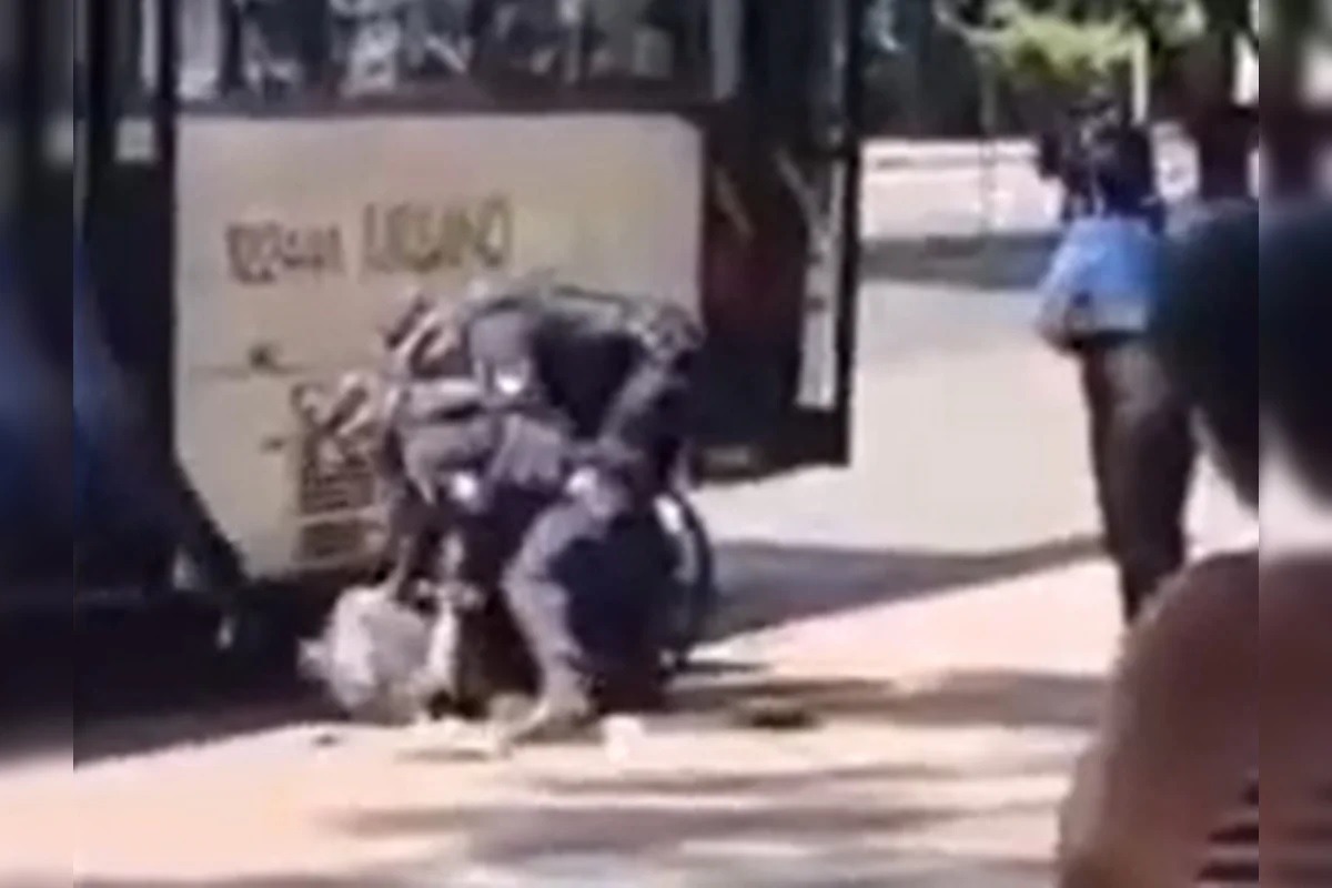 [VÍDEO] Cadeirante é preso após ameaçar cobradora de ônibus e morder policial