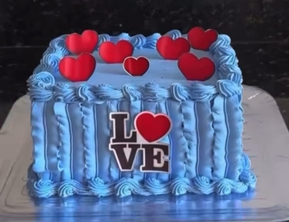 [VÍDEO] VINGANÇA: Confeiteira entrega tijolo decorado após levar calote de cliente que não pagou último pedido