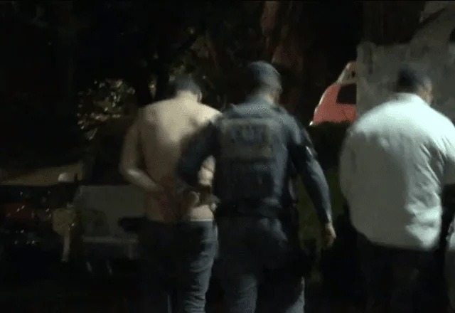 Homem esfaqueia ex, tenta incendiar casa e foge com filhos