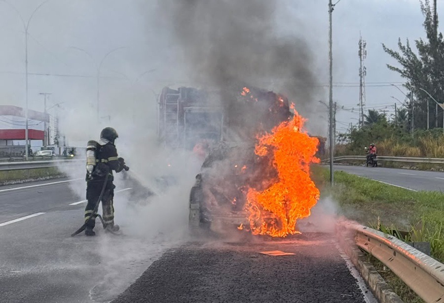 Motorista percebe fumaça e abandona carro antes de incêndio na BR-101, em Parnamirim