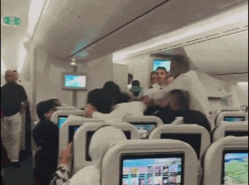 VÍDEO: Passageiros trocam socos durante voo com destino a Londres