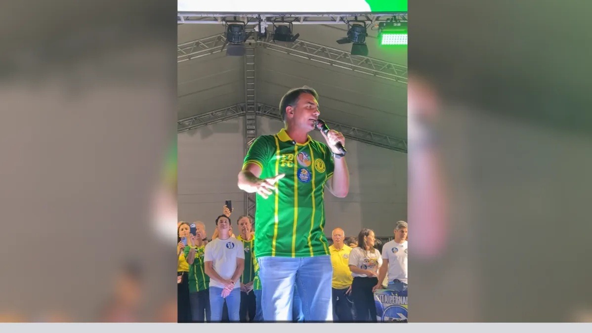 “Ele tentou comprar o voto dos mais pobres. Ele tá achando que o pobre é bem otário”, diz Flávio Bolsonaro...