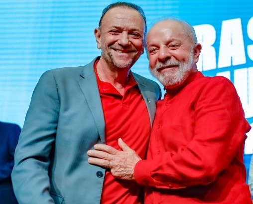 Presidente do PT cobra nome de Lula em materiais de campanha e ameaça pedir devolução do fundo eleitoral a candidatos...