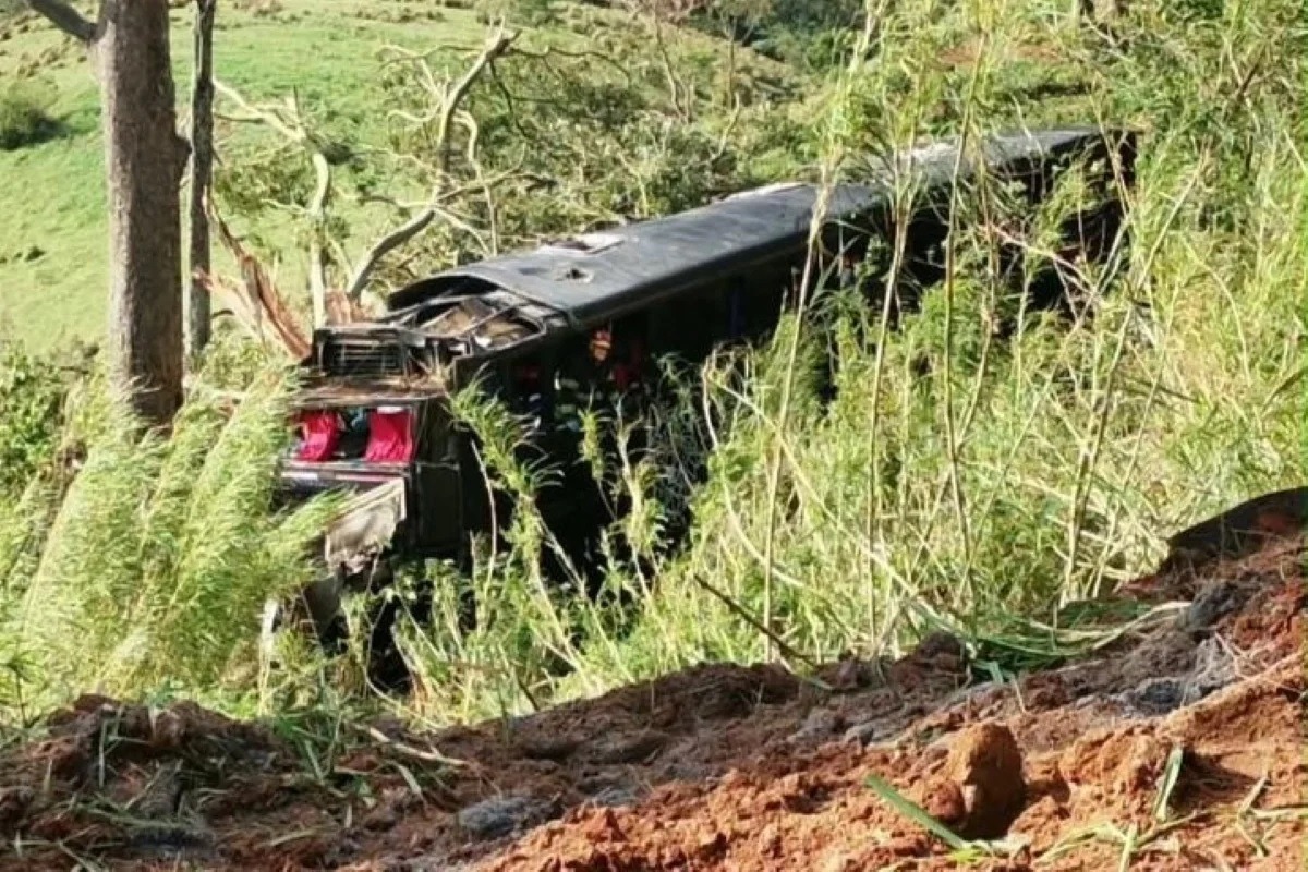 Tragédia na rodovia: ônibus despenca e deixa 6 mortos e 40 feridos