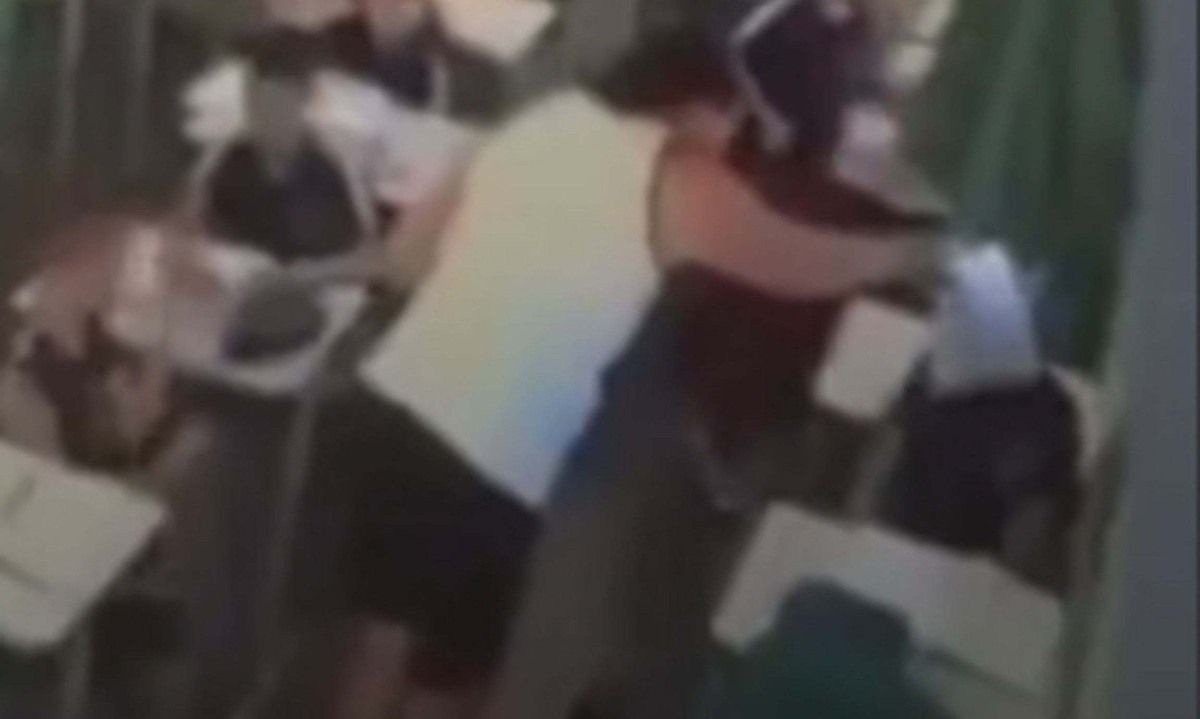 VÍDEO: Professora é afastada após esfregar prova no rosto de aluno