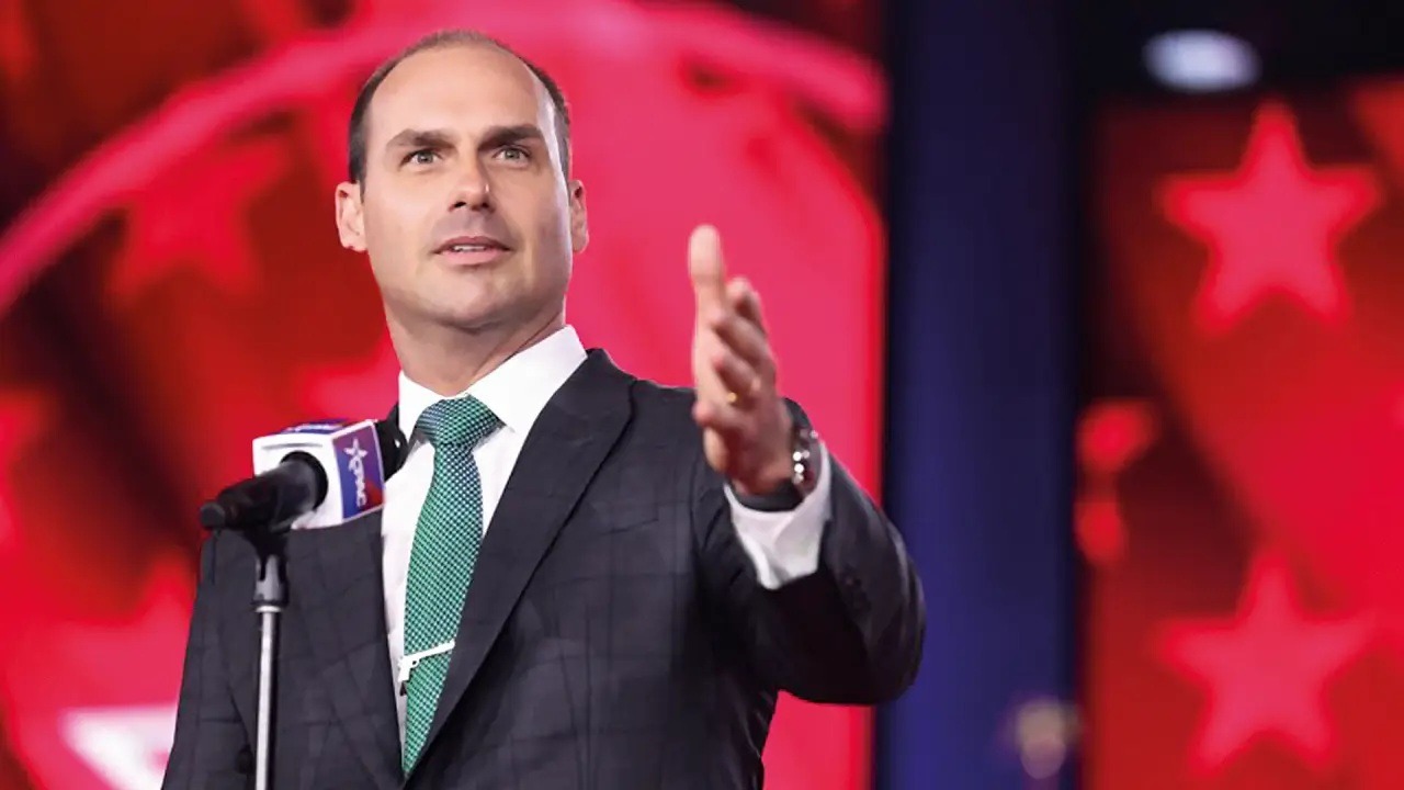 Eduardo Bolsonaro é demitido da Polícia Federal por abandono de cargo