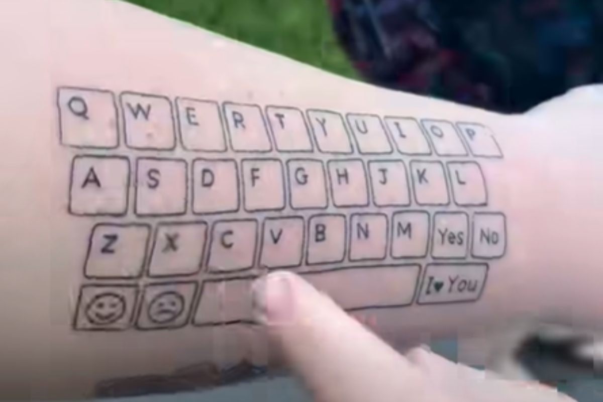 Mãe tatua teclado no braço para ajudar filho autista a se comunicar
