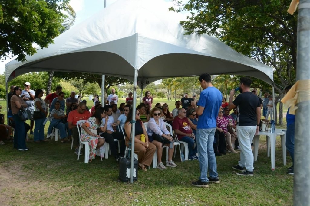 Professores da rede estadual cruzam os braços por 24 horas e fazem ato em frente à Governadoria
