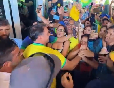 [VÍDEO] Flávio Bolsonaro desembarca no RN para agenda de campanha e é recebido por apoiadores