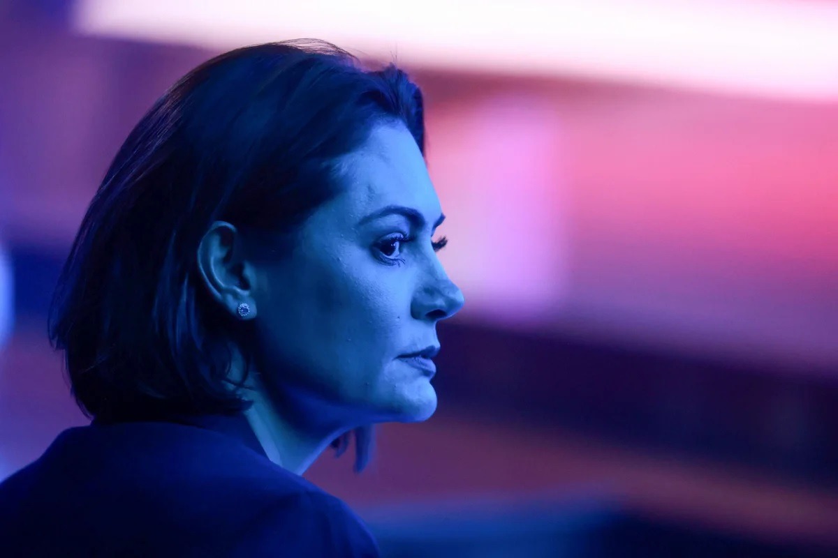 Michelle Bolsonaro responde à proibição de mostrar foto com Bolsonaro