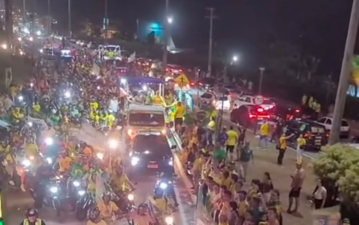 [VÍDEO] Veja imagens da multidão que tomou as ruas de Natal em motocarreata de Flávio Bolsonaro