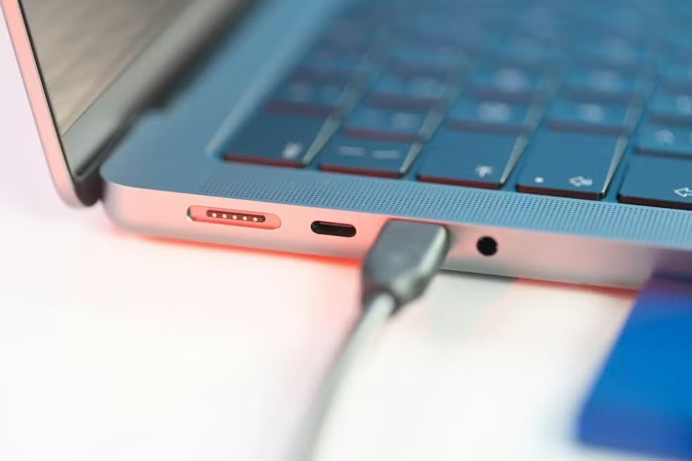 Deixar o notebook ligado na tomada o dia todo estraga a bateria? Entenda