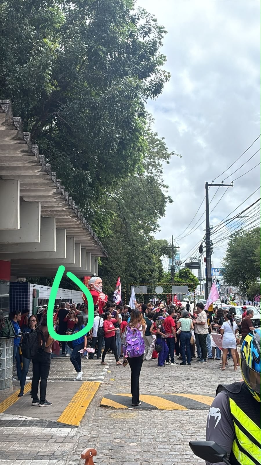 Reitor do IFRN participa de ato pró-Lula em frente à instituição