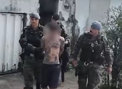 [VÍDEO] Avó e neto são presos após mãe e bebê serem mantidas em cárcere privado