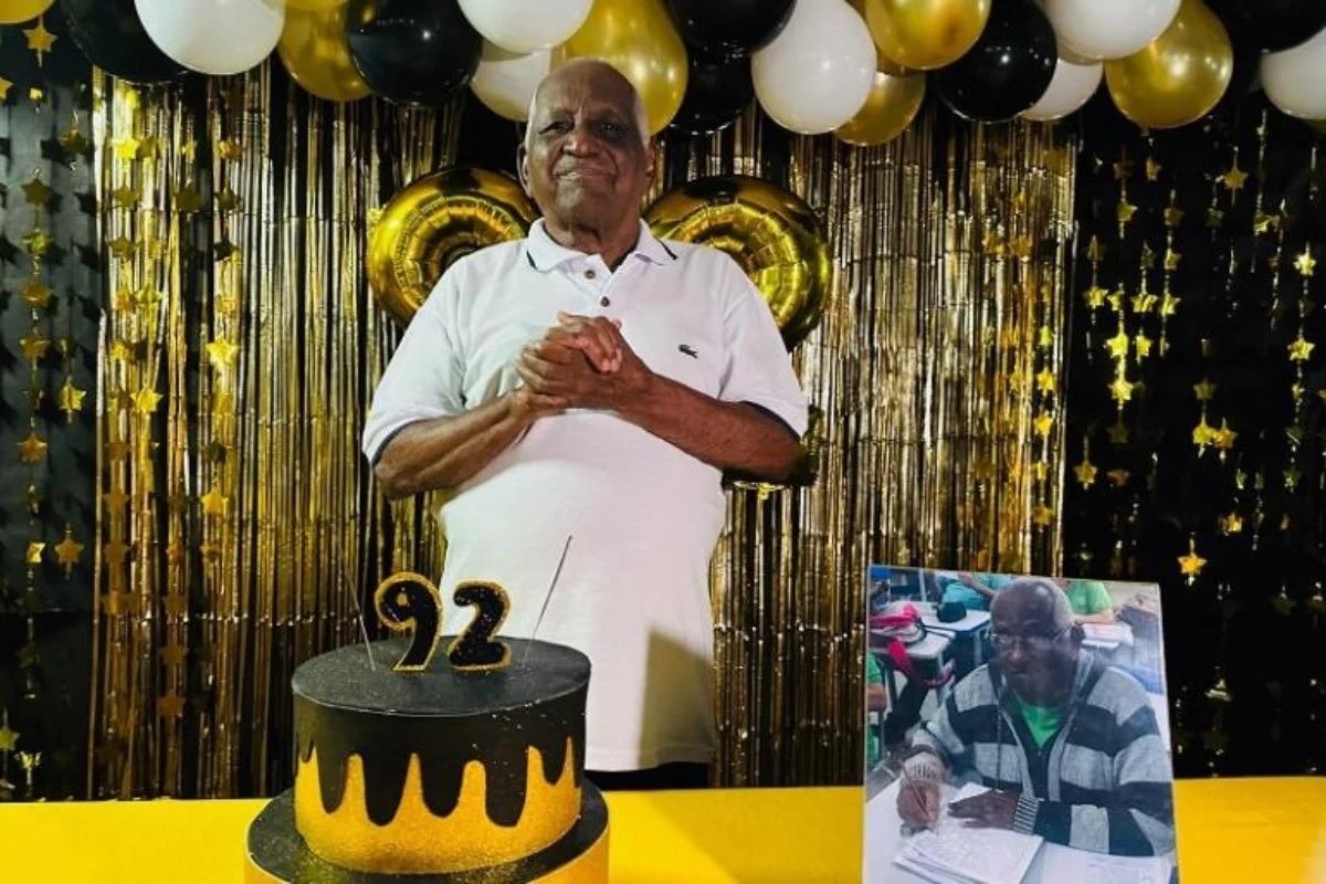 [VÍDEO] Aos 92 anos, aluno da EJA ganha festa de aniversário em escola