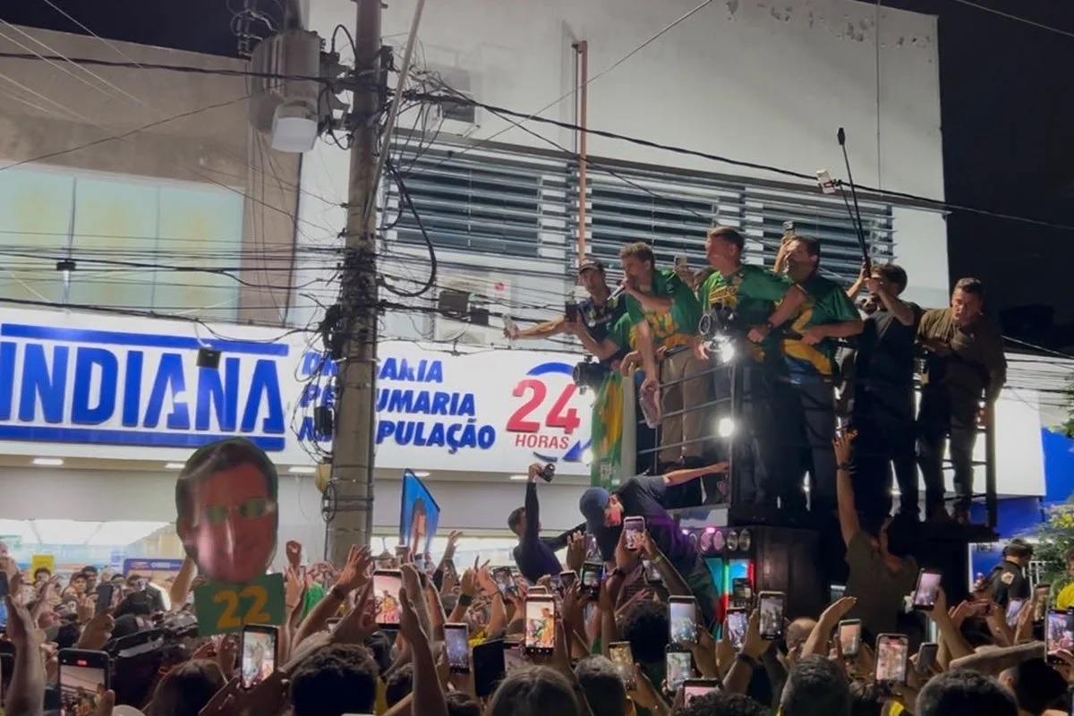 [VÍDEO] Nikolas joga picanha para apoiadores: “Lula não deu, mas Flávio deu”