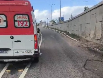 Motociclista cai do Viaduto do 4º Centenário, sofre fraturas expostas e é socorrido inconsciente
