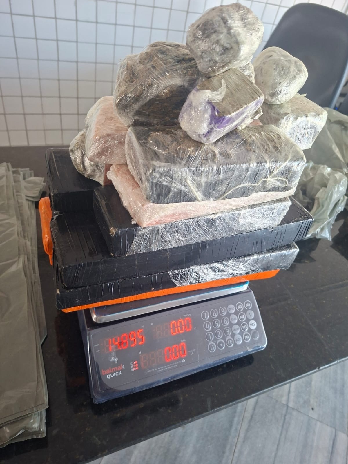 PM apreende cerca de 15 kg de maconha durante abordagem na zona Oeste de Natal
