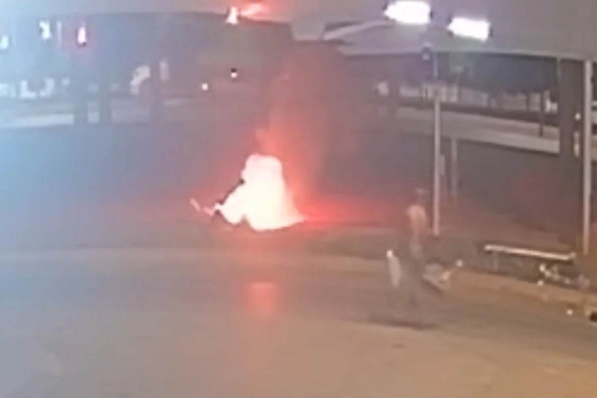 Câmera flagra homem ateando fogo em lixo com recém-nascido