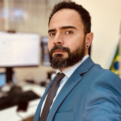Funcionário do Planalto repostou ao menos 10 mensagens com informação falsa sobre Flávio Bolsonaro