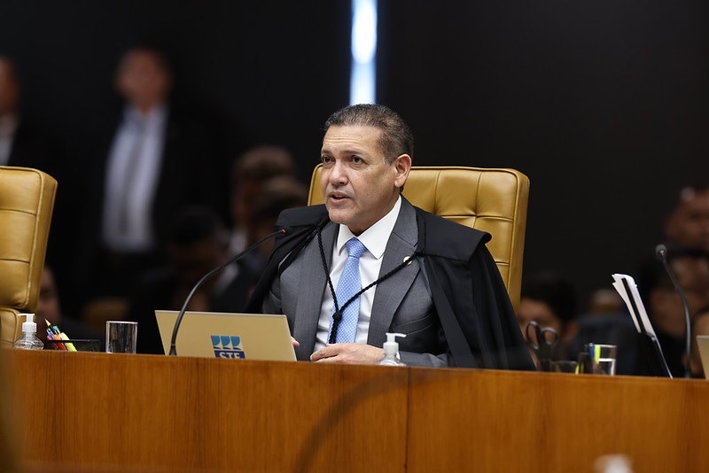 Nunes Marques suspende propaganda de Lula que associa Flávio Bolsonaro a rachadinha e Master