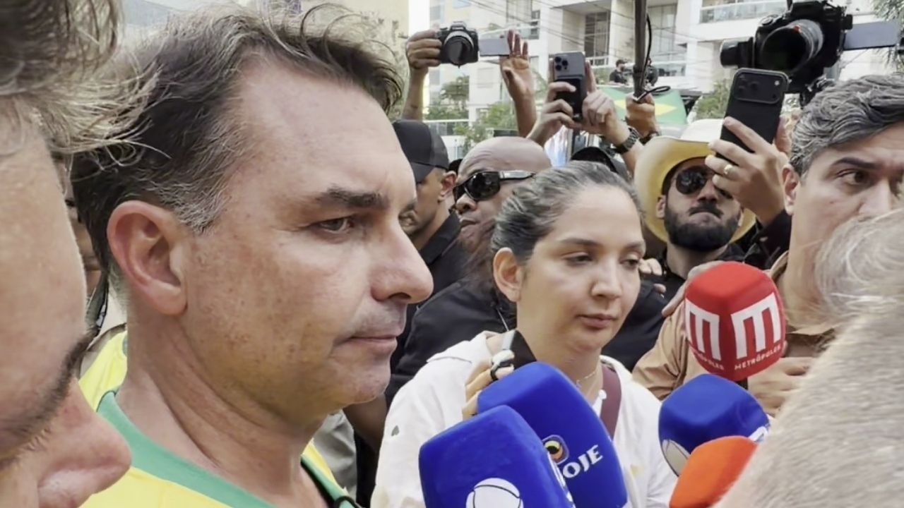 Flávio Bolsonaro denuncia articulação do PT com apoio interno na CNBB