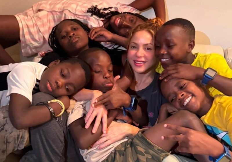 Shakira cumpre promessa, reencontra crianças de Uganda e dança com elas na Espanha
