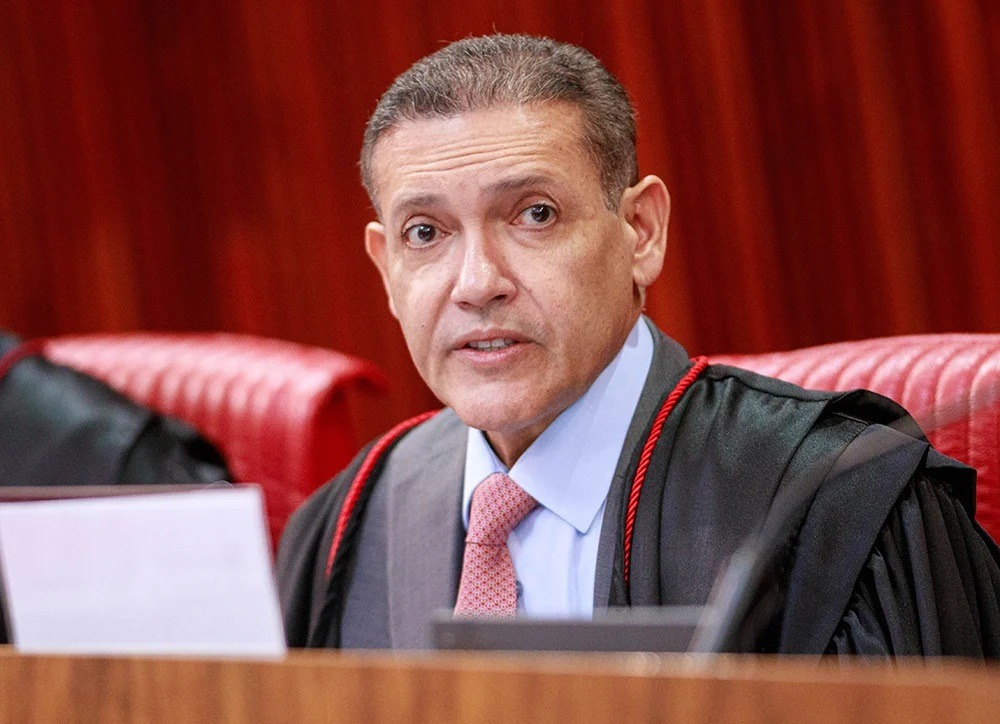 TSE vota para barrar fake news sobre Nossa Senhora e Flávio Bolsonaro
