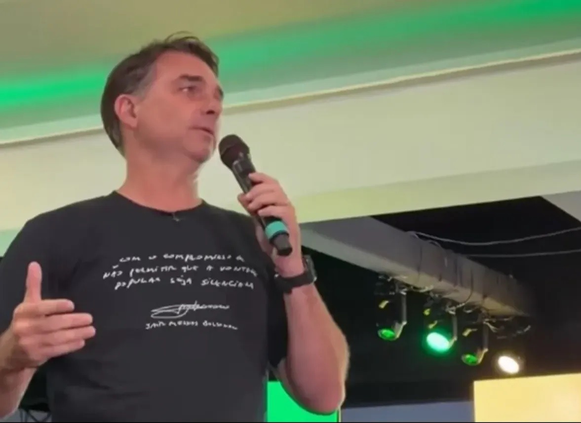 PL busca fiscais de urna após Flávio Bolsonaro pedir "gente nossa" no país