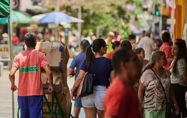 Feriado dos Mártires altera horário de funcionamento do comércio em Natal; confira